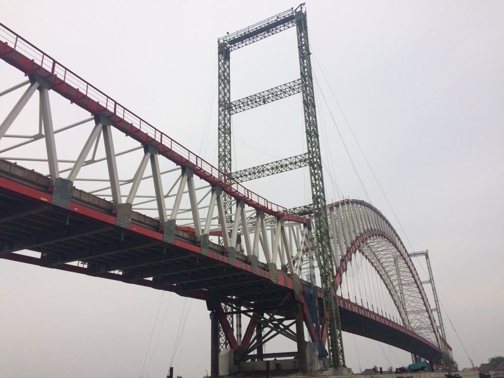 Lampu Hias Warna-warni Siap Percantik Jembatan Musi VI