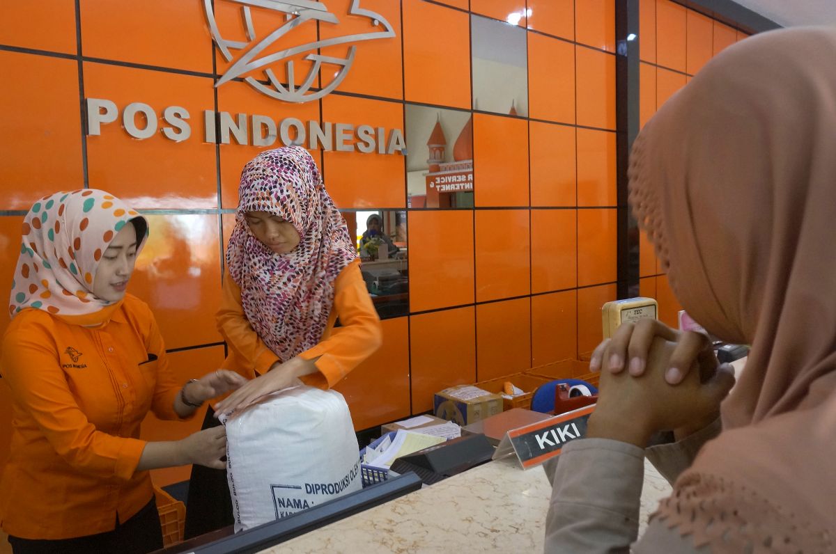 Mobil Pos Keliling Siap Layani Masyarakat Palembang